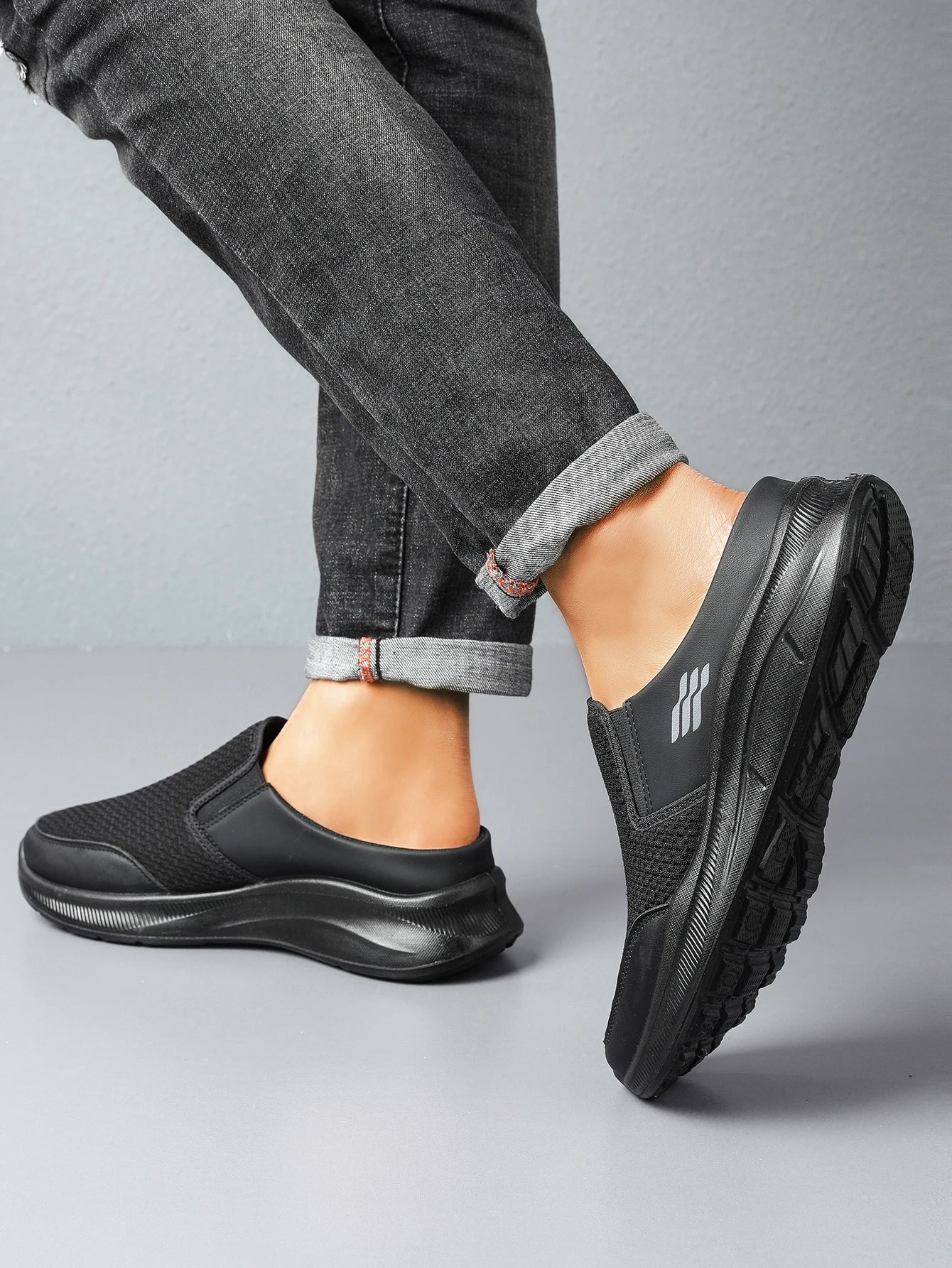 Men's sneakersFashionable and lightweight men's slippers with good breathability casual sneakers men's summer sneakers