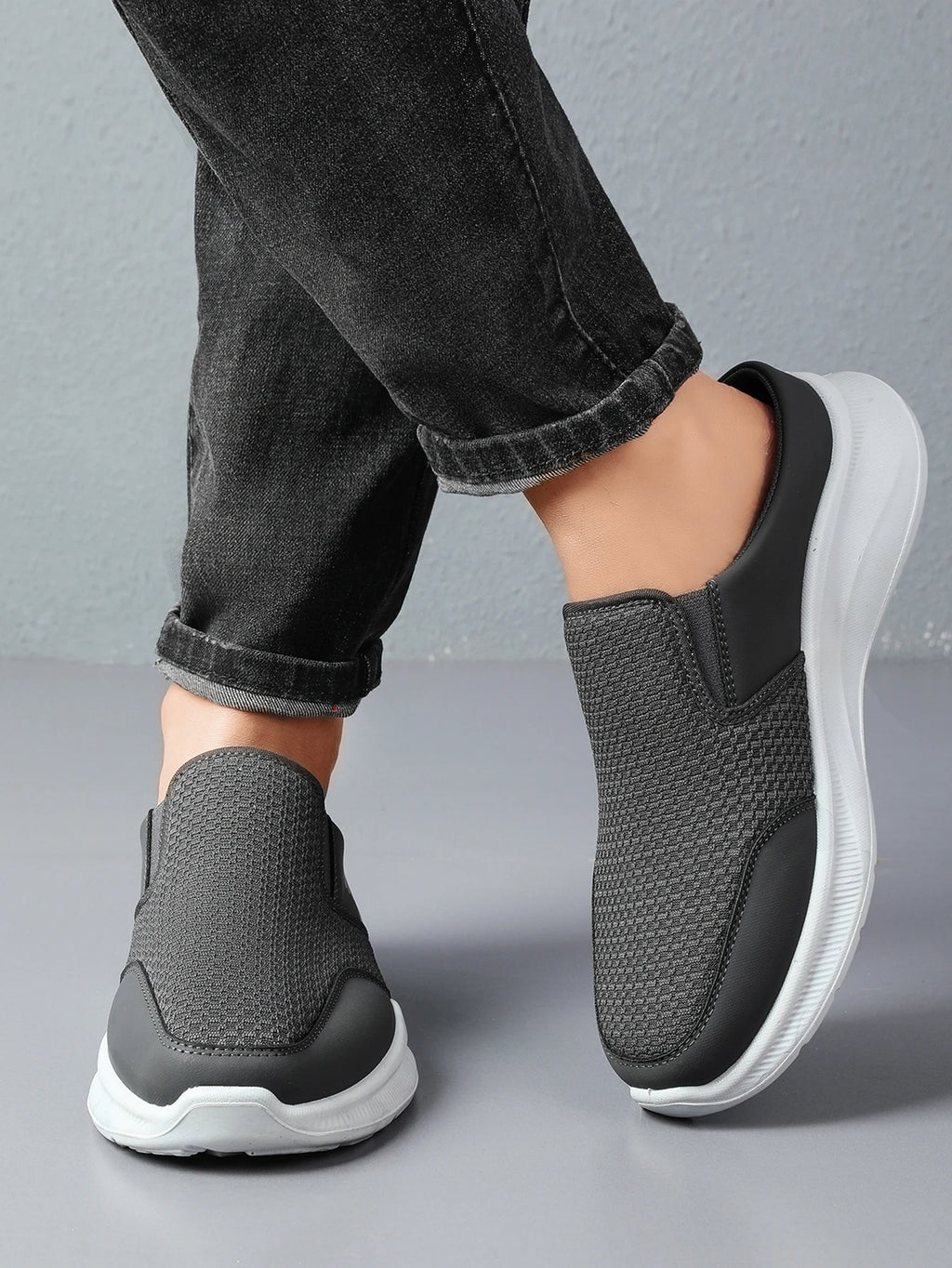 Men's sneakersFashionable and lightweight men's slippers with good breathability casual sneakers men's summer sneakers